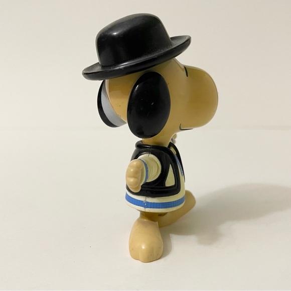 Snoopy World Tour Romania Figure Toy - Picture 2 of 12